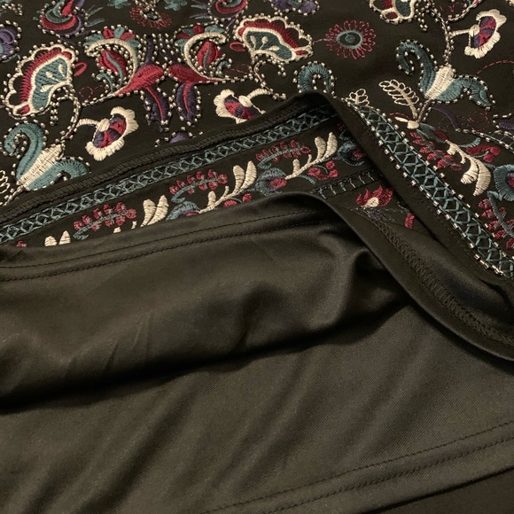 Ladies Lrg mini skirt - Picture 3 of 4